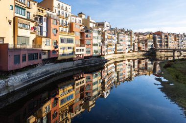 Nehir manzaralı Girona şehri, İspanya