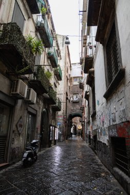 Napoli 'nin karanlık, dar sokakları, yağmurlu günler.