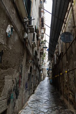 Napoli 'nin karanlık, dar sokakları, yağmurlu günler.