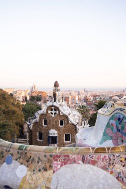 Gün batımında Barselona 'da Parc Guell zencefilli kurabiye evleri