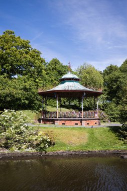 İlkbaharda çiçekli Viktorya orkestrası, Liverpool 'da Sefton Parkı