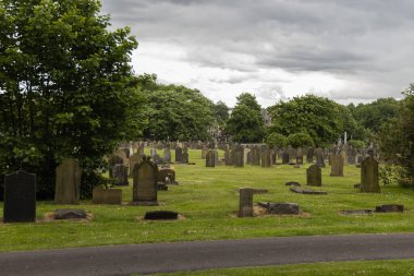 Bulutlu bir günde eski İngiliz mezarlığı manzarası, toksik park mezarlığı, Liverpool eski mezarlık manzarası.