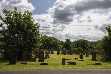 Bulutlu bir günde eski İngiliz mezarlığı manzarası, toksik park mezarlığı, Liverpool eski mezarlık manzarası.