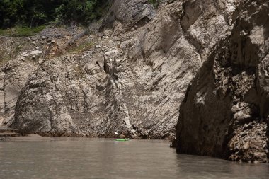 Congost de Mont Rebei, gök mavisi nehirli dağ geçidi, Aragon, Katalonya, İspanya 'da yürüyüş.