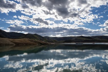 Tebrik ederim Mont Rebei. Gök mavisi nehir ve kanoyla dolu dağ geçidi. İspanya Aragon 'da kayak yapıyor.
