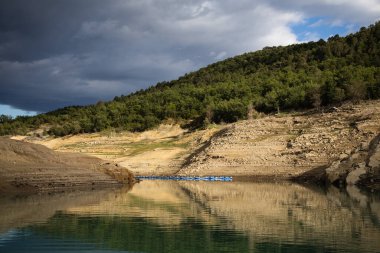 Congost de Mont Rebei, gök mavisi nehir ve kanoyla dolu dağ geçidi, Aragon, Katalonya, İspanya 'da kano.
