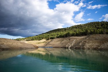 Congost de Mont Rebei, gök mavisi nehir ve kanoyla dolu dağ geçidi, Aragon, Katalonya, İspanya 'da kano.