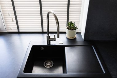 Siyah granit mutfak modern tarzda lavabo, mutfakta çelik krom su musluğu tek kase lavabo, su tüketimi