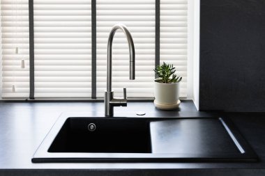 Siyah granit mutfak modern tarzda lavabo, mutfakta çelik krom su musluğu tek kase lavabo, su tüketimi