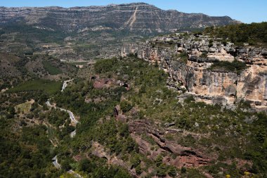 Siurana 'nın ortaçağ köyü yılan yolu, Katalonya, İspanya' daki dağlar.