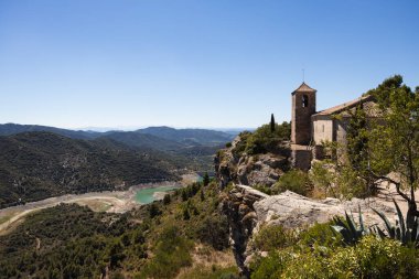 Yaz boyunca kuru Siurana rezervuarı, neredeyse kurumuş ortaçağ Siurana köyü manzarası, İspanya Katalonya 'da kuraklık.
