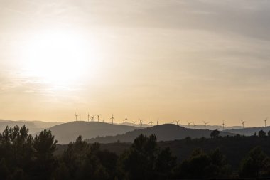 Günbatımında dağlarda rüzgar türbini, İspanya