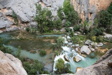 Estrecho de chillapjaros, Montanejos, İspanya 'da mavi nehri olan bir kanyon.
