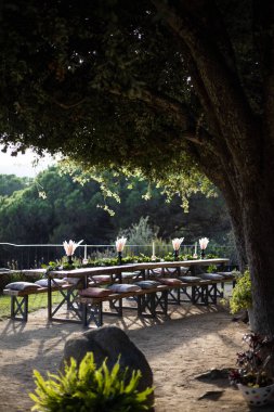 Kırsal tarzda bir düğün masası.