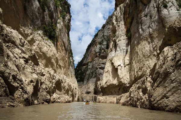 Congost de Mont Rebei, gök mavisi nehirli dağ geçidi, Aragon, Katalonya, İspanya 'da yürüyüş.