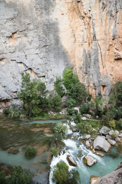 Estrecho de chillapjaros, Montanejos, İspanya 'da mavi nehri olan bir kanyon.
