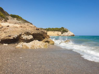 Rocky kumlu plajı, turkuaz deniz kıyısı, dalga sıçraması, Katalonya, İspanya