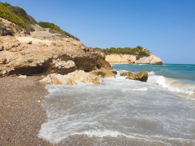 Rocky kumlu plajı, turkuaz deniz kıyısı, dalga sıçraması, Katalonya, İspanya