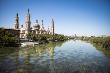 Zaragoza Manzarası Katedral Bazilikası ile Sütun Hanımefendisi ve Ebro Nehri