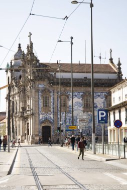 Porto 'daki mavi beyaz kilise, Carmo kilisesi, meydan manzaralı.