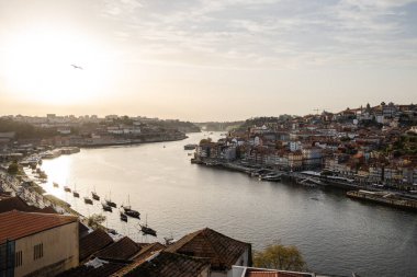 Porto 'nun Duoro nehri ile bulutlu bir günde panoramik görüntüsü, Porto şehri