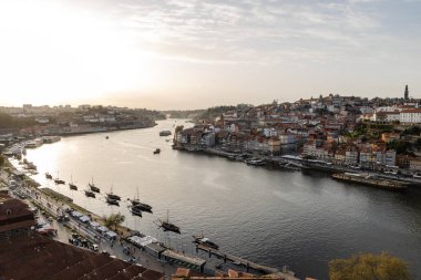 Porto 'nun Duoro nehri ile bulutlu bir günde panoramik görüntüsü, Porto şehri