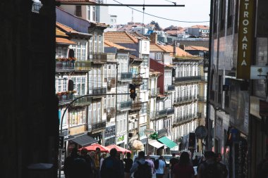 Porto caddesindeki eski Porto kasabasında turist kalabalığı