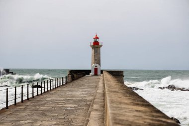 Felgueiras Deniz Feneri, Atlas Okyanusu kıyısında güneşli bir günde Farol de Felgueiras 'a büyük dalgalar vuruyor.
