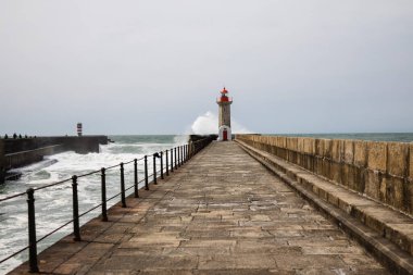 Felgueiras Deniz Feneri, Atlas Okyanusu kıyısında güneşli bir günde Farol de Felgueiras 'a büyük dalgalar vuruyor.
