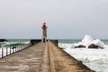 Felgueiras Deniz Feneri, Atlas Okyanusu kıyısında güneşli bir günde Farol de Felgueiras 'a büyük dalgalar vuruyor.