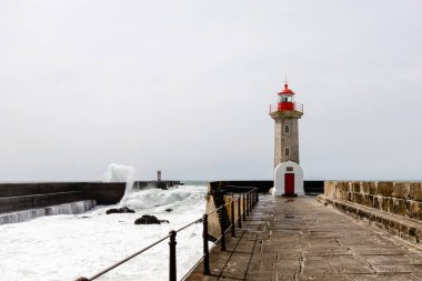 Felgueiras Deniz Feneri, Atlas Okyanusu kıyısında güneşli bir günde Farol de Felgueiras 'a büyük dalgalar vuruyor.