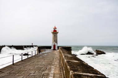 Felgueiras Deniz Feneri, Atlas Okyanusu kıyısında güneşli bir günde Farol de Felgueiras 'a büyük dalgalar vuruyor.
