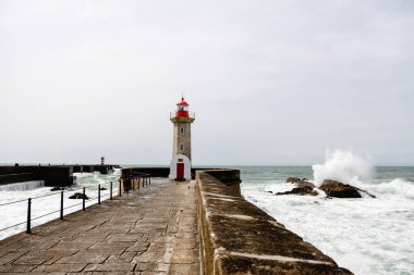 Felgueiras Deniz Feneri, Atlas Okyanusu kıyısında güneşli bir günde Farol de Felgueiras 'a büyük dalgalar vuruyor.
