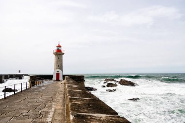 Felgueiras Deniz Feneri, Atlas Okyanusu kıyısında güneşli bir günde Farol de Felgueiras 'a büyük dalgalar vuruyor.