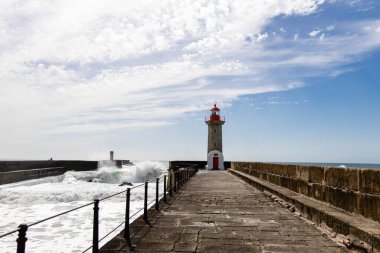 Felgueiras Deniz Feneri, Atlas Okyanusu kıyısında güneşli bir günde Farol de Felgueiras 'a büyük dalgalar vuruyor.