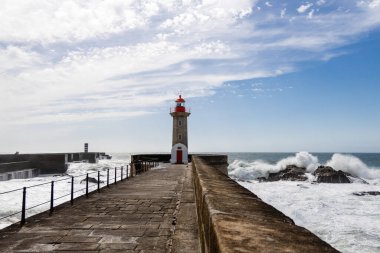 Felgueiras Deniz Feneri, Atlas Okyanusu kıyısında güneşli bir günde büyük dalgalarla Farol de Felgueiras 'ta dalgalar savruluyor.