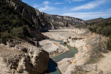 İspanya 'da kuraklık, Congost de Mont Rebei nehri kuru kumlu, kurak ağaçlı alçak nehir, küresel ısınma