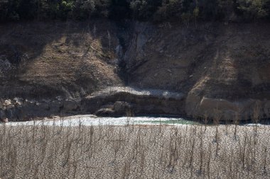 İspanya 'da kuraklık, Congost de Mont Rebei nehri kuru kumlu, kurak ağaçlı alçak nehir, küresel ısınma