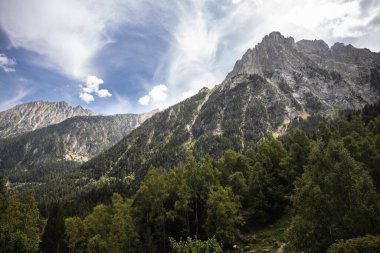 Sant Maurici Gölü Aigestortes y Estany de Sant Maurici ulusal parkında, İspanya 'nın Pirenes dağlarında güzel bir manzara.