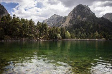 Sant Maurici Gölü Aigestortes y Estany de Sant Maurici ulusal parkında, İspanya 'nın Pirenes dağlarında güzel bir manzara.