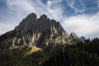 Sant Maurici Gölü Aigestortes y Estany de Sant Maurici ulusal parkında, İspanya 'nın Pirenes dağlarında güzel bir manzara.