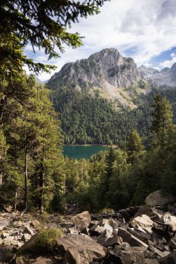 Sant Maurici Gölü Aigestortes y Estany de Sant Maurici ulusal parkında, İspanya 'nın Pirenes dağlarında güzel bir manzara.