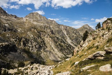 Aigestortes y Estany de Sant Maurici, Pyrenees vadisinde nehir ve gölü olan doğal parkın güzel manzarası.