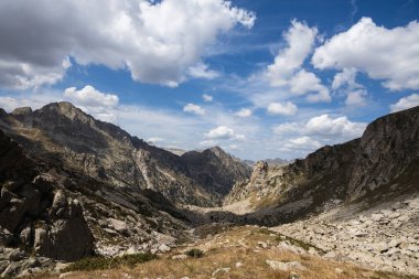 Aigestortes y Estany de Sant Maurici, Pyrenees vadisinde nehir ve gölü olan doğal parkın güzel manzarası.