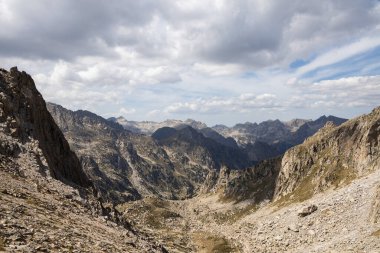 Aigestortes y Estany de Sant Maurici, Pyrenees vadisinde nehir ve gölü olan doğal parkın güzel manzarası.