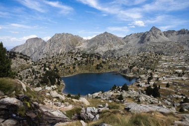 Aigestortes y Estany de Sant Maurici, Pyrenees vadisinde nehir ve gölü olan doğal parkın güzel manzarası.