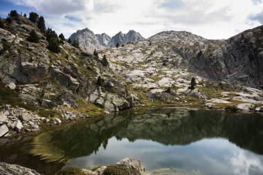 Aigestortes y Estany de Sant Maurici, Pyrenees vadisinde nehir ve gölü olan doğal parkın güzel manzarası.