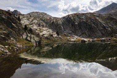 Aigestortes y Estany de Sant Maurici, Pyrenees vadisinde nehir ve gölü olan doğal parkın güzel manzarası.