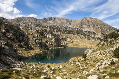 Aigestortes y Estany de Sant Maurici, Pyrenees vadisinde nehir ve gölü olan doğal parkın güzel manzarası.