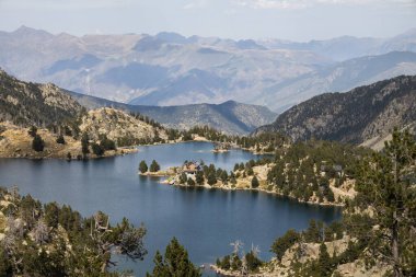 Aigestortes y Sant Maurici 'nin doğal parkında (Estany Negre), nehir ve gölü olan Pirenes Vadisi' nin güzel manzarası.